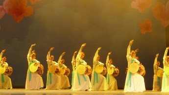 12 drummers drumming